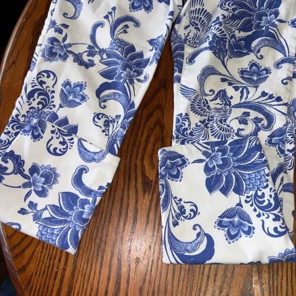 CHICOS THE SO SLIMMING GIRLFRIEND CROP WHITE WITH BLUE PAISLEY FLIRAL PATTERN - Picture 4 of 7